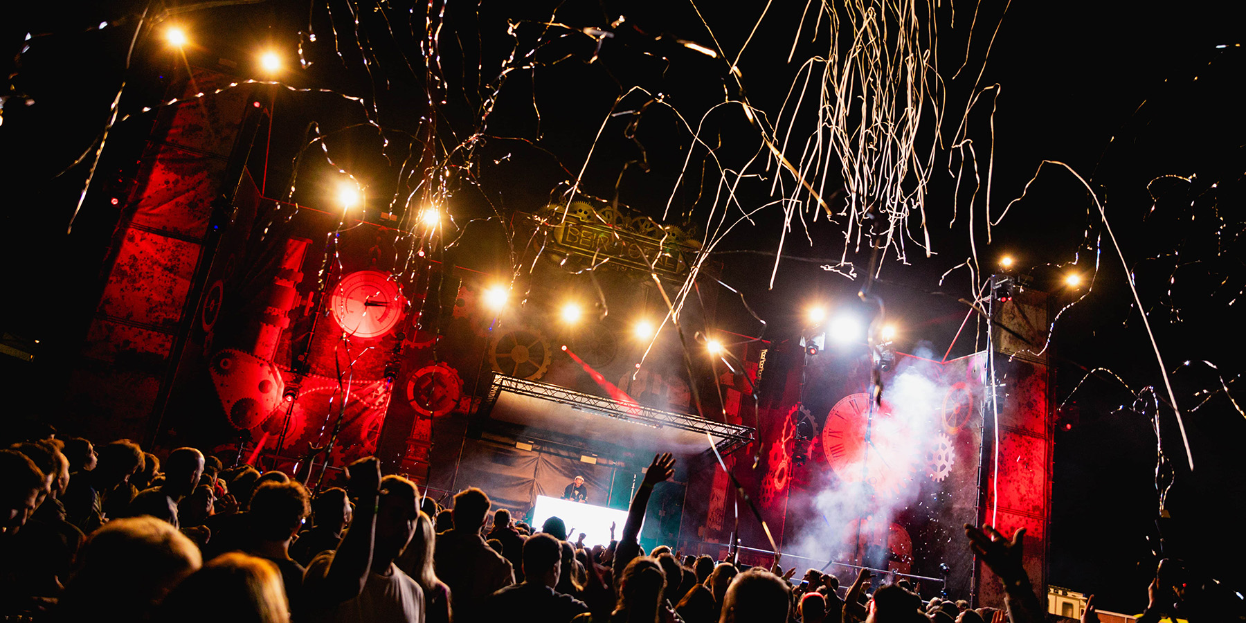 Festival 's nachts met lichten van het podium en streamers