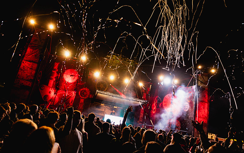 Festival 's nachts met lichten van het podium en streamers