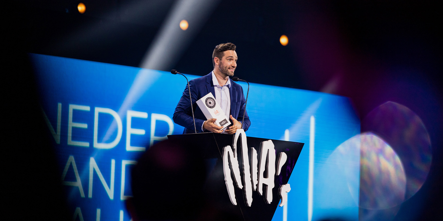 Metejoor houdt zijn MIA-award vast en voert een dankwoord op het podium tijdens de liveshow van de MIA's in Paleis 12