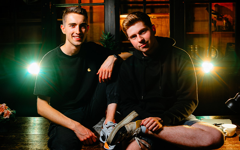 Jonas Jordens en Bob Storms (de twee makers) in de setting van de boektrailer