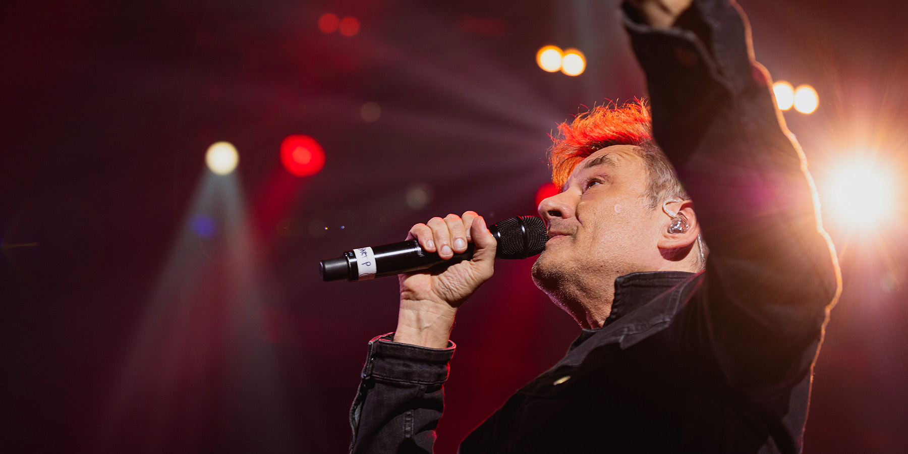Bart Peeters zingt op het podium van de Lotto Arena tijdens de Radio2 Singalong