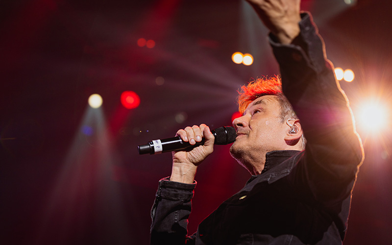 Bart Peeters zingt op het podium van de Lotto Arena tijdens de Radio2 Singalong